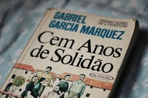 Foto de uma versão do livro Cem Anos de Solidão por Gabriel Garcia Marquez